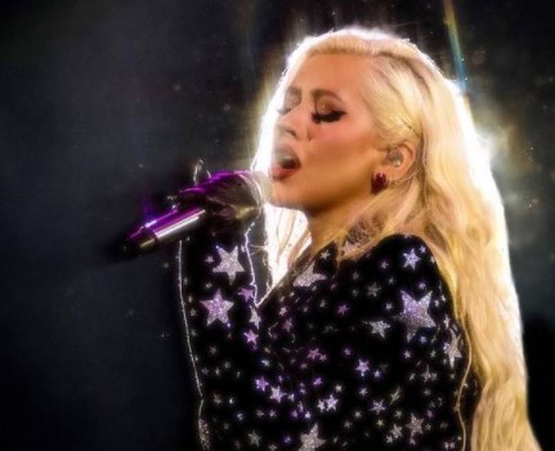 La cantante Becky G será la encargada de entregarle el premio Music Icon Award a Christina Aguilera en la ceremonia.
