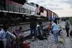 México promete poner retenes para disuadir a migrantes de subirse a trenes de carga rumbo a EEUU