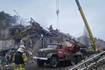 Misiles rusos golpean el este de Ucrania, derriban edificios y sepultan familias bajo los escombros