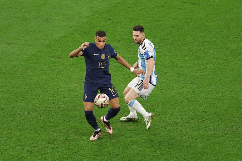 Kylian Mbappe y Lionel Messi se enfrentaron en la final de la Copa del Mundo