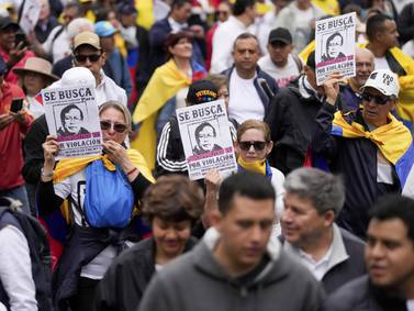 Presidente colombiano intenta ahuyentar idea de sus críticos de que busca quedarse en el poder