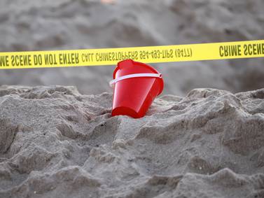 Muere una niña en Florida después de quedar enterrada en hoyo que cavó en la playa