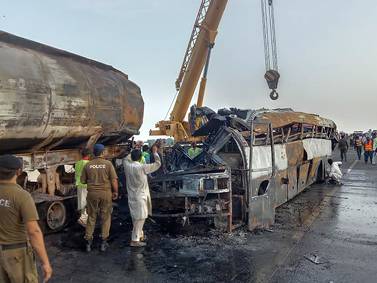 Pakistán: 20 muertos en choque de autobús y camión cisterna