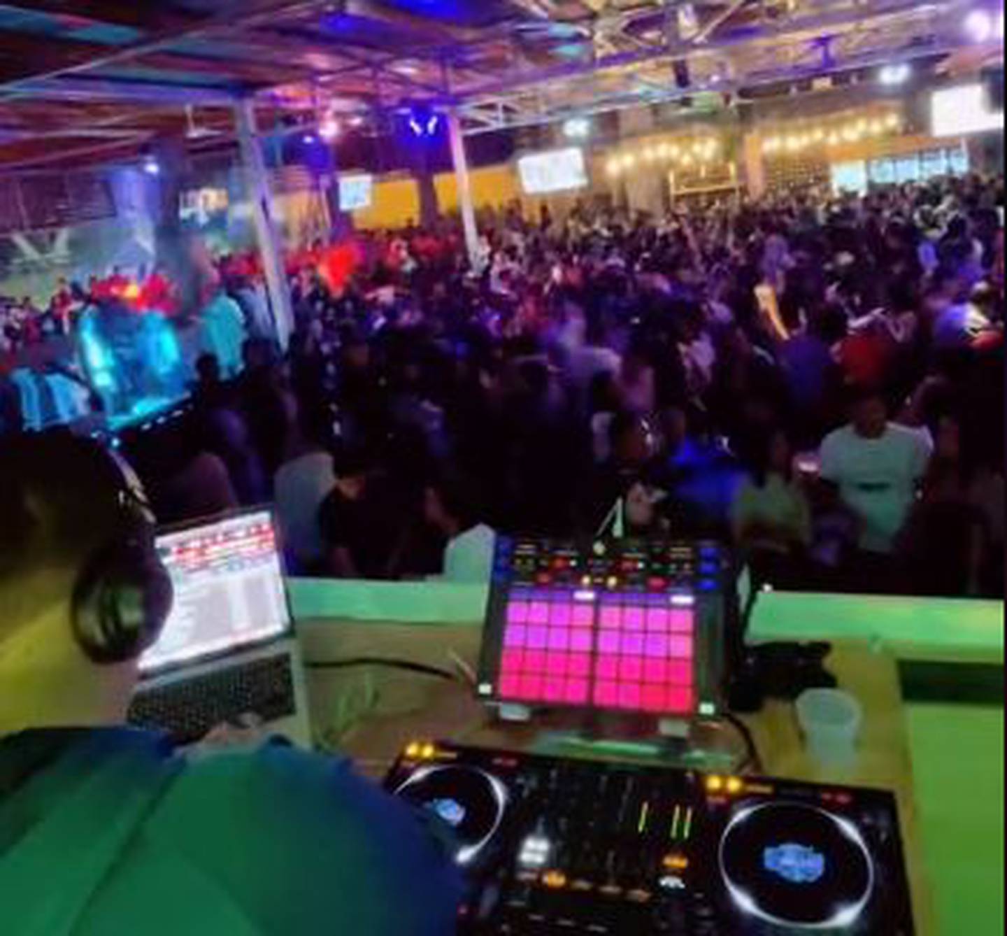 Cientos de personas bailan y cantan el tema Bebito Fiu Fiu, en una discoteca de Ica, al sur de Lima.