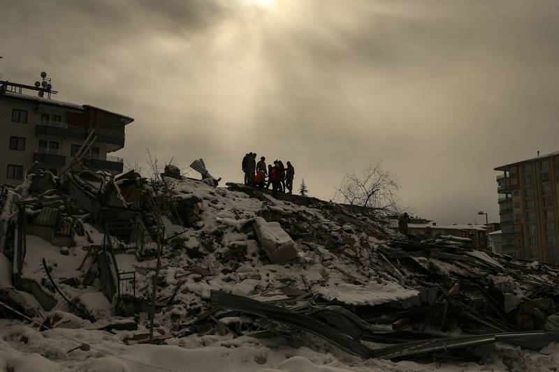 Aumenta cifra de fallecidos a más de 17 mil 500 por terremotos en Turquía y Siria