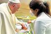VÍDEO: El Papa bautiza a un bebé ingresado en la planta de Oncología Pediátrica del hospital Gemelli de Roma