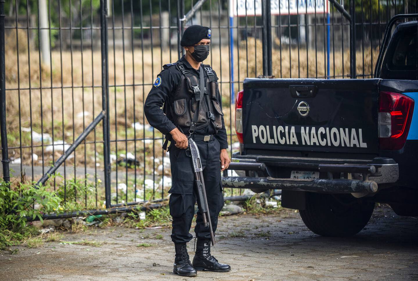 Un policía hace guardia afuera de la Catedral en Managua, Nicaragua, el sábado 13 de agosto de 2022
