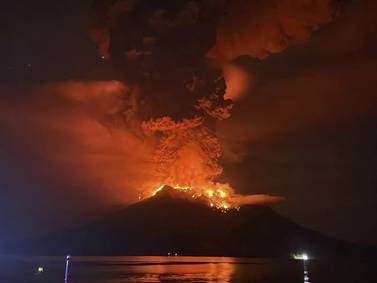 Indonesia evacua casas próximas a un volcán en erupción y cierra aeropuerto por la ceniza