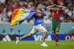 Fan con bandera arcoíris irrumpe en partido del Mundial