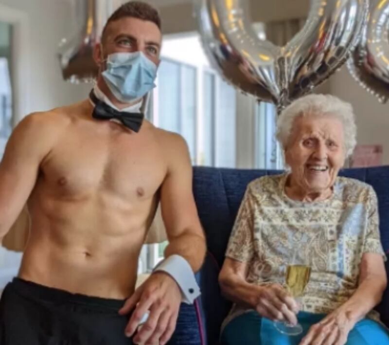 Mujer de 106 años pidió stripper para su cumpleaños