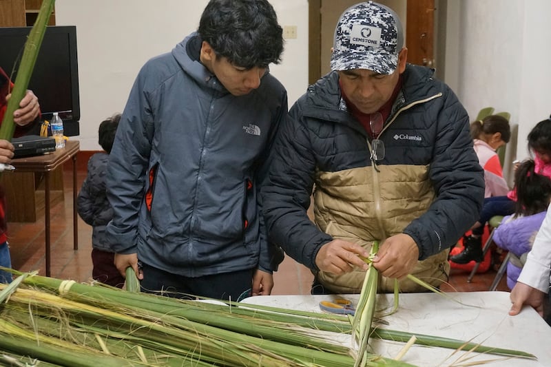 La enseñanza de tejer las palmas en Jueves/Viernes Santo pasa de generación en generación en México