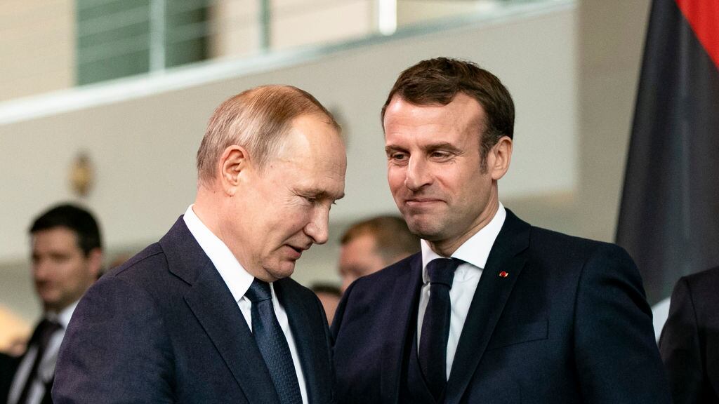 Presidente de Rusia Vladimir Putin (izq) con su homólogo francés Emmanuel Macron
