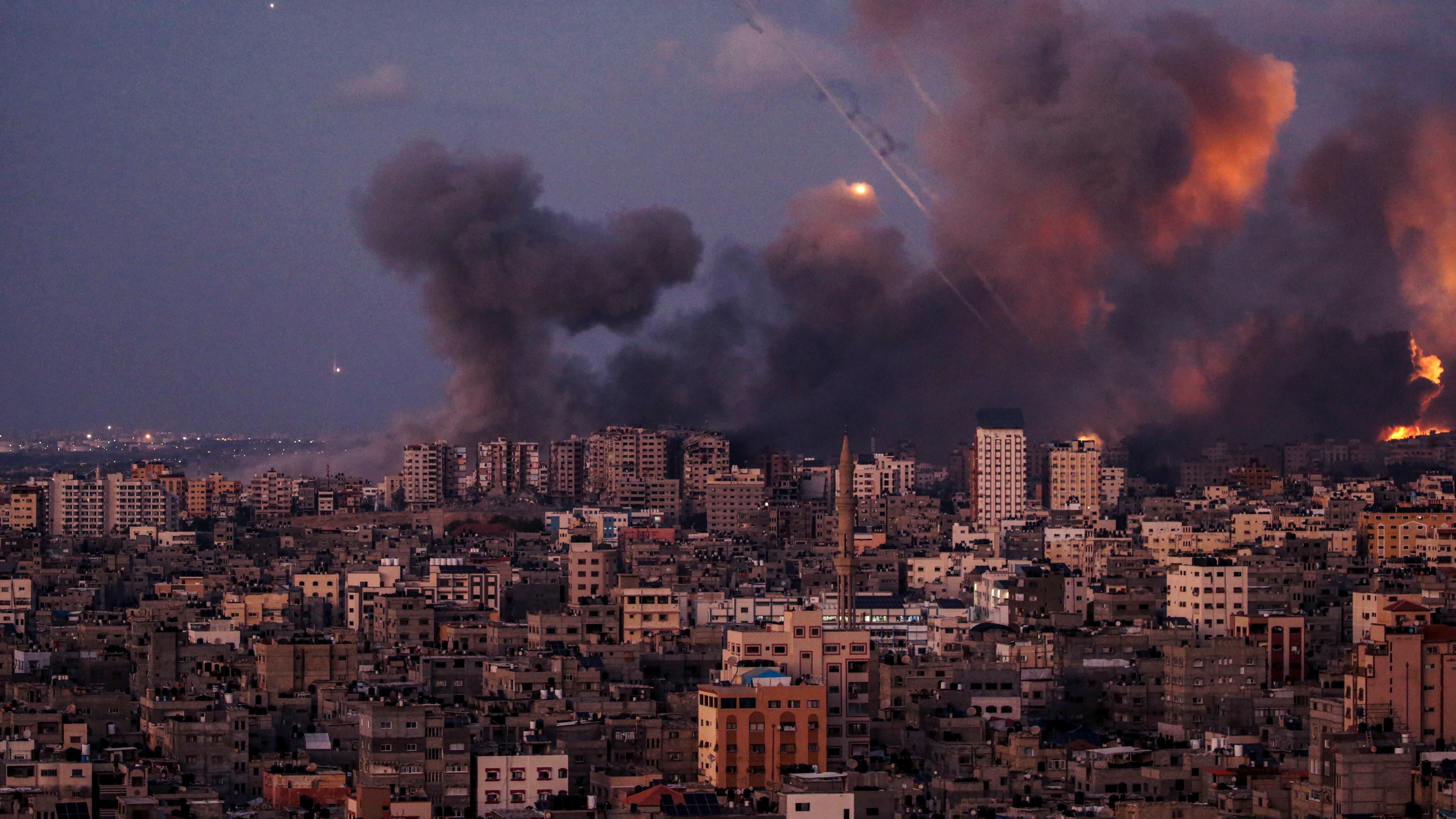 Militantes de la milicia Ezz Al-Din Al Qassam, brazo militar del movimiento Hamás, lanzan cohetes desde la costa de la Franja de Gaza hacia Israel en la ciudad de Gaza