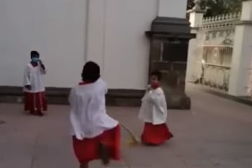 Tres monaguillos se vuelven virales por su forma de tocar la campana de una iglesia