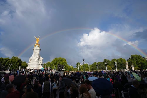 Reina Isabel II: La curiosa imagen del arcoíris en Buckingham en medio del anuncio del fallecimiento de la monarca