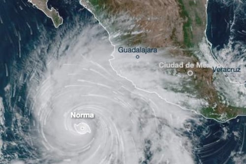 Huracán ‘Norma’ gana fuerza en la categoría cuatro provocando fuertes lluvias en el país
