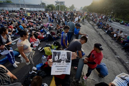 Migrantes bloquean frontera sur de México para presionar por permisos migratorios