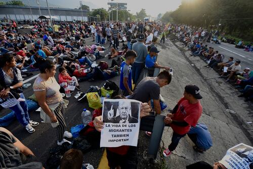 Migrantes bloquean frontera sur de México para presionar por permisos migratorios