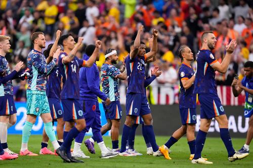 Holanda golea 3-0 a Rumania y llega cuartos en la Eurocopa después de 16 años