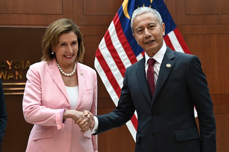 En esta imagen distribuida por el Departamento de Información de Malasia, la presidenta de la Cámara de Representantes de Estados Unidos, Nancy Pelosi saluda a su homólogo malayo Azhar Azizan Harun en el Parlamento, en Kuala Lumpur.