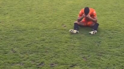 Jugador se echa a llorar en el campo a ver a su abuela