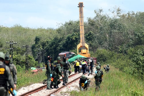 Atentado con bomba en ferrocarril deja heridos y muertos en Tailandia