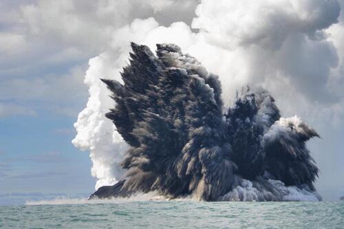 Las imágenes que revelan el antes y el después de la erupción del volcán Tonga