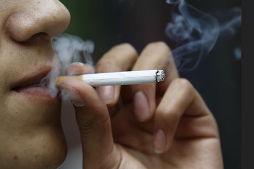Proponen nuevos candados en la venta de tabaco y vapeadores para menores de edad