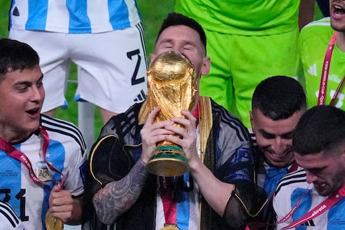 Por este motivo Messi tuvo que tapar la camiseta de Argentina con el bisht qatarí