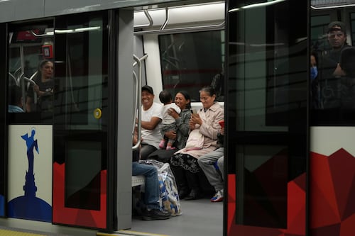 Quito inaugura el primer metro de Ecuador tras una polémica década de espera