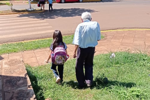 Adulto mayor de 88 años acompaña todos los días a su bisnieta al colegio: la emotiva foto se volvió viral