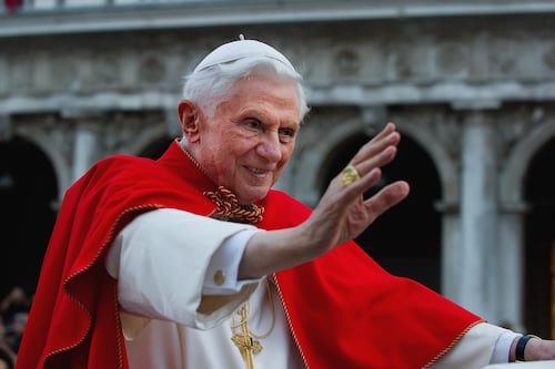Esperan a 35 mil personas para velar restos de Benedicto XVI en Roma