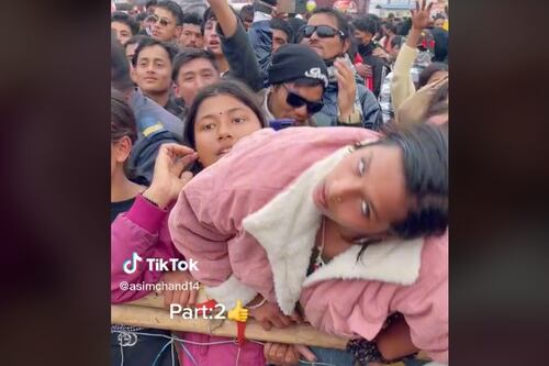 ¿Poseída? Extraña conducta de joven en concierto hace pensar que tiene un “demonio”