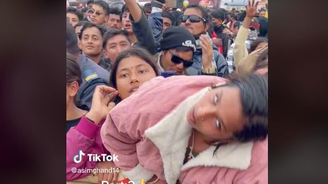 Una chica tiene una conducta extraña en un concierto y se hace viral