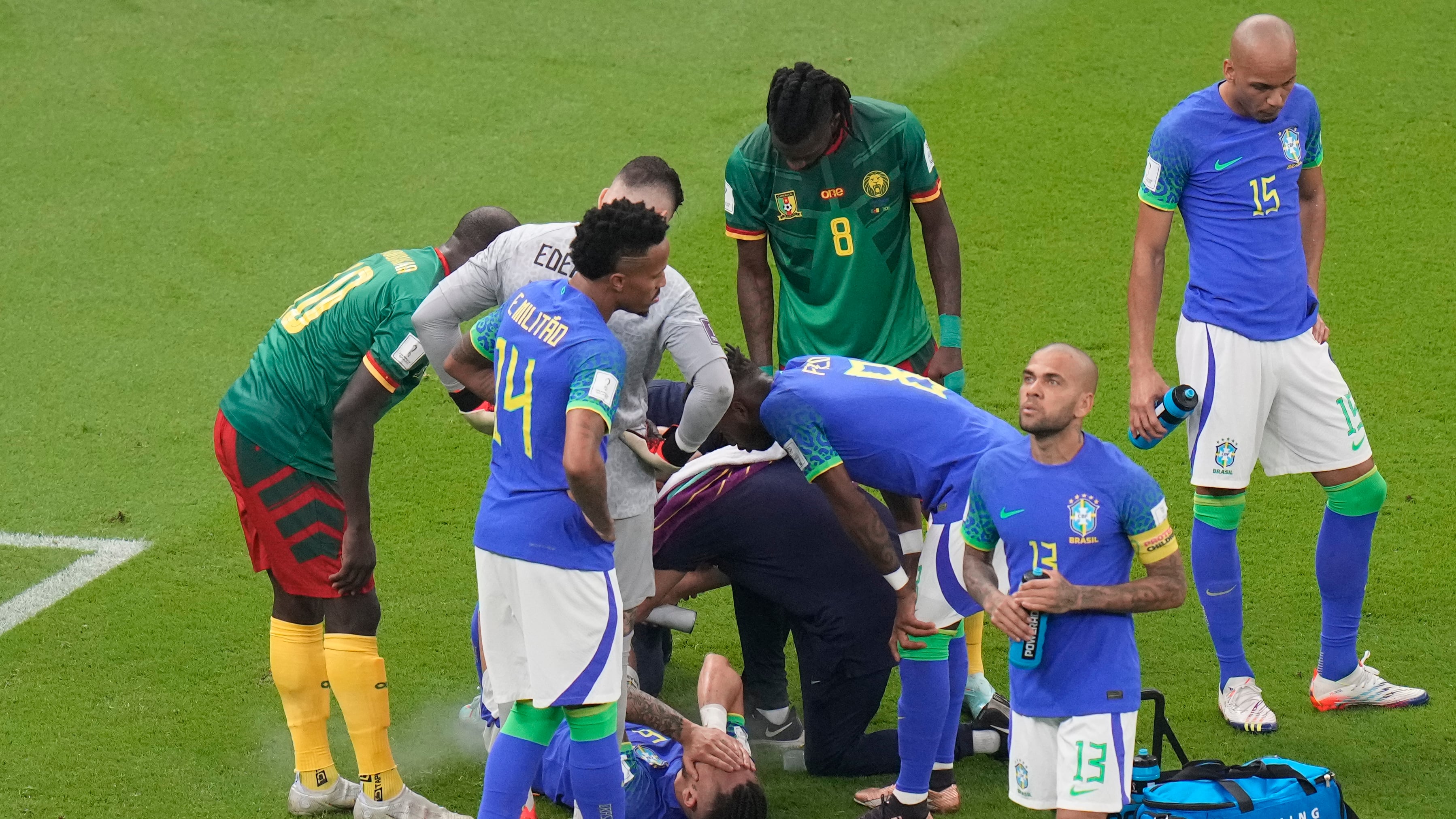 El lateral brasileño Alex Telles tras sufrir una lesión en el partido contra Camerún por el Grupo G del Mundial