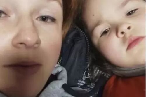 Para evitar que su hija se entere de la guerra, una madre juega con ella como en la película ‘La vida es bella’