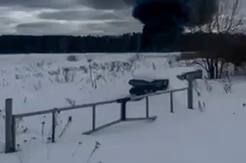 Un avión militar ruso se estrella al despegar con 15 personas a bordo