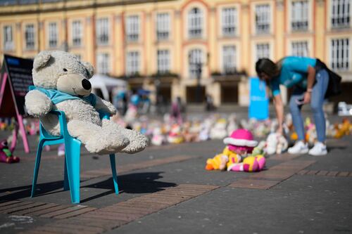 Cientos de juguetes ‘protestan’ contra el abuso sexual infantil en Colombia