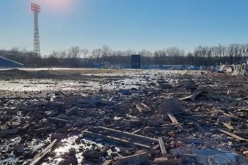 ¡Terribles imágenes! Bombardeo ruso destruye estadio de futbol en Ucrania