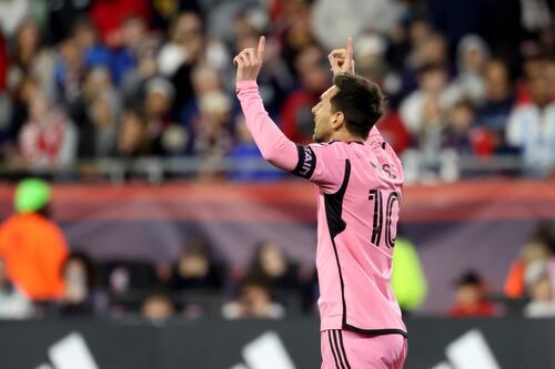 Messi anota un doblete en triunfo 4-1 del Inter Miami ante el Revolution en un abarrotado estadio