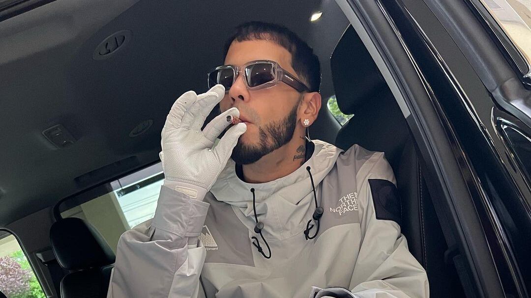 La ofensa de Anuel AA contra fanática con peluca de Karol G ocurrió el 18 de junio, durante el concierto que brindó en Santiago de Compostela en España.