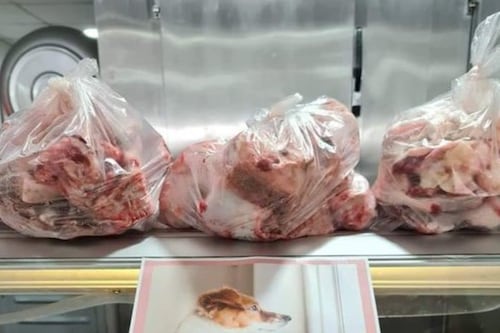 Carnicero deja bolsas con huesos para que clientes se las lleven a sus perros y se desata la guerra en redes