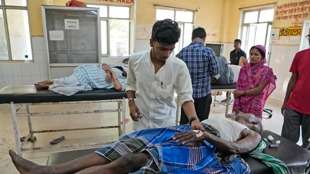 Los hospitales y las morgues están saturadas (AP).