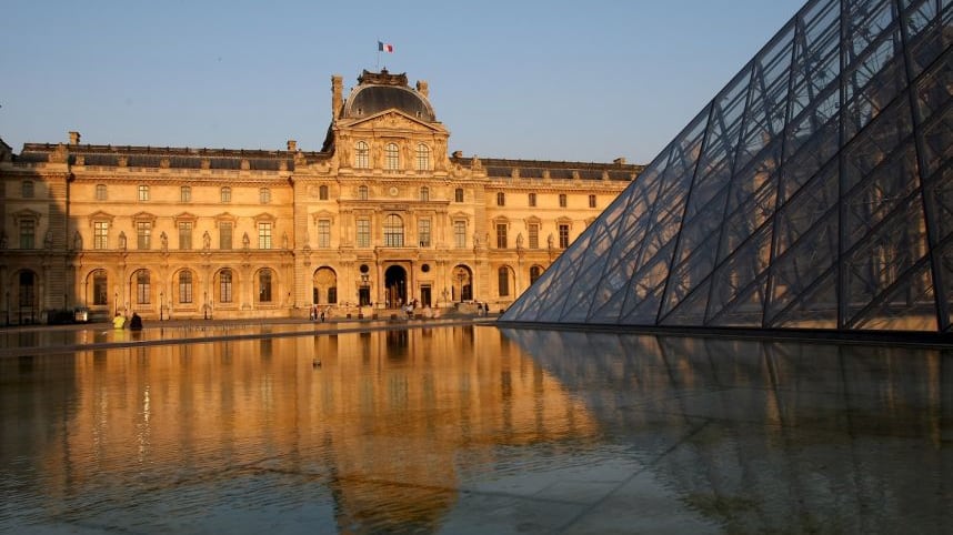 Bloquean el acceso al Museo del Louvre en París