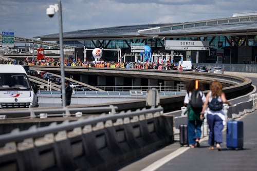 Evacúan ocho aeropuertos en Francia por amenazas de artefactos explosivos