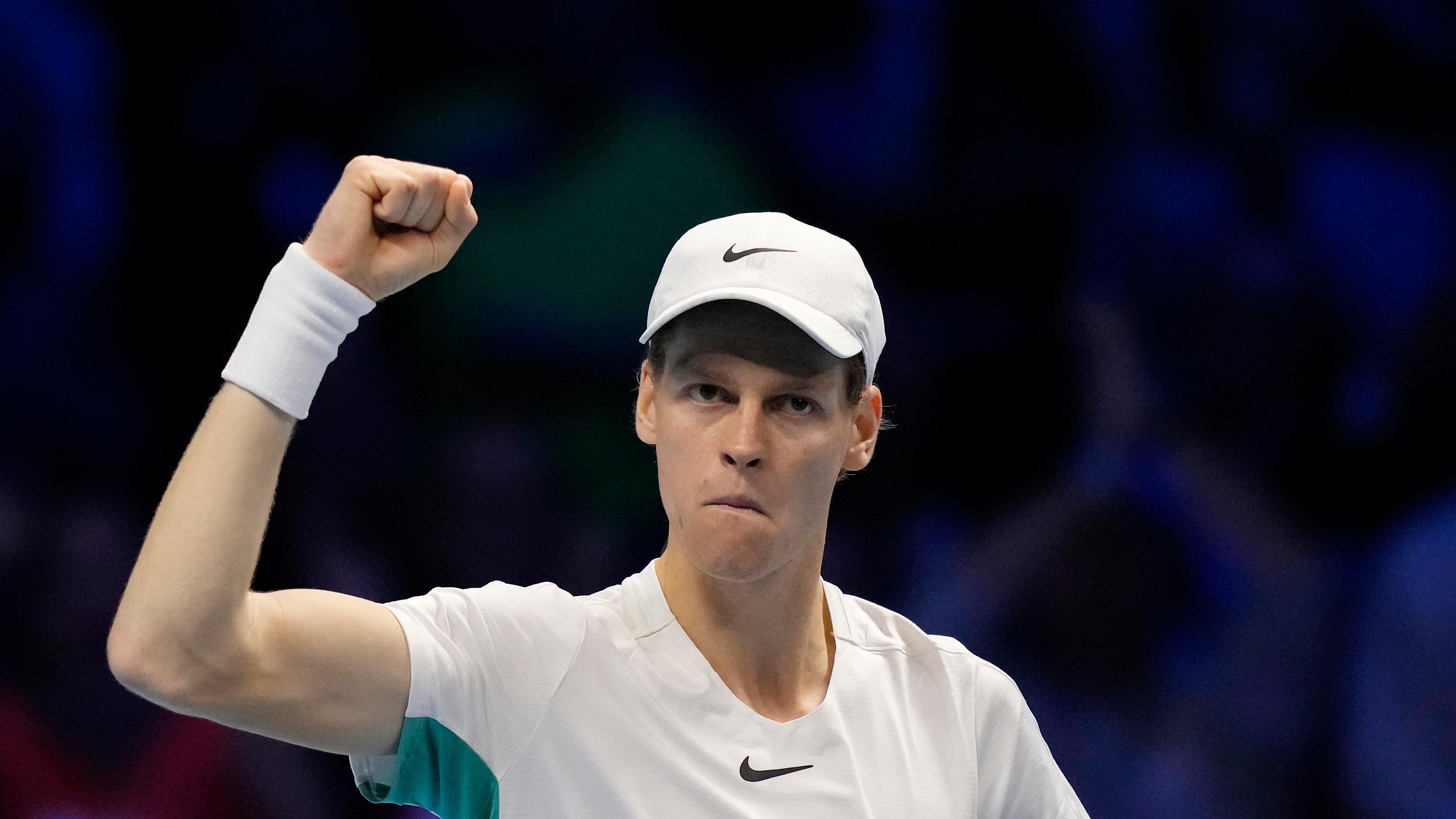 El italiano Jannik Sinner festeja tras ganar el duelo ante el danés Holger Rune en las Finales de la ATP, el jueves 16 de noviembre de 2023 (AP Foto/Antonio Calanni)