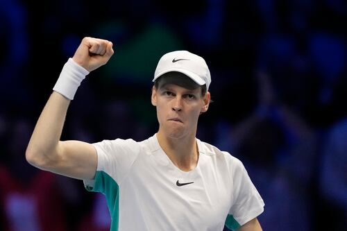 Sinner vence a Rune y sigue asombrando en Finales de la ATP; Djokovic avanza también