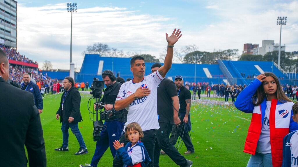 El Pistolero recibió un baño de masas en su natal uruguay