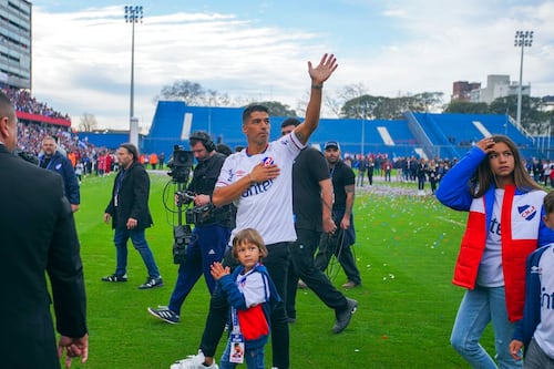 Luis Suárez recibe baño de masas al regresar a Uruguay