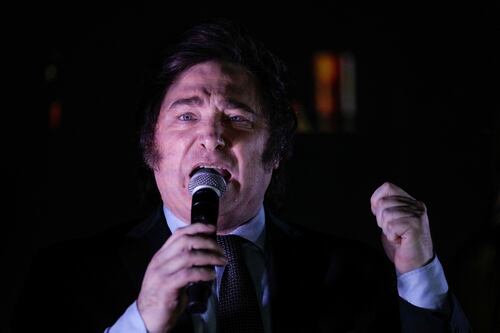 Ultraderechista Javier Milei asume la presidencia de Argentina; anuncia un ajuste doloroso